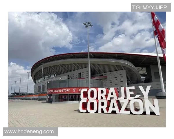 足球场传奇瞬间全景挂板展现球星风采与辉煌时刻