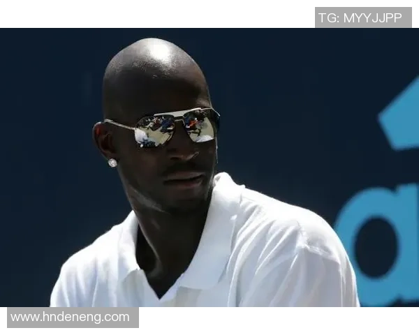 足球球星酷炫登场 佩戴墨镜展现个性与魅力